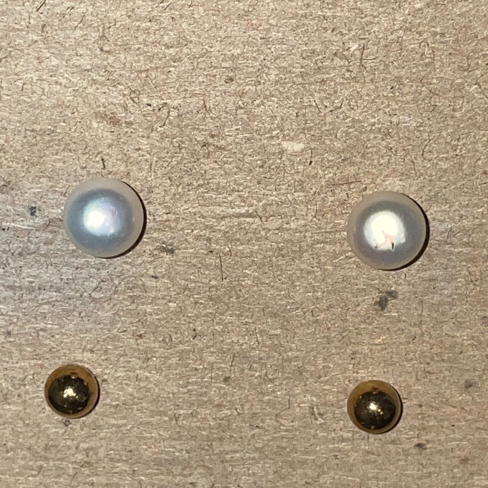 Four sets of earrings - Picture 3 of 4